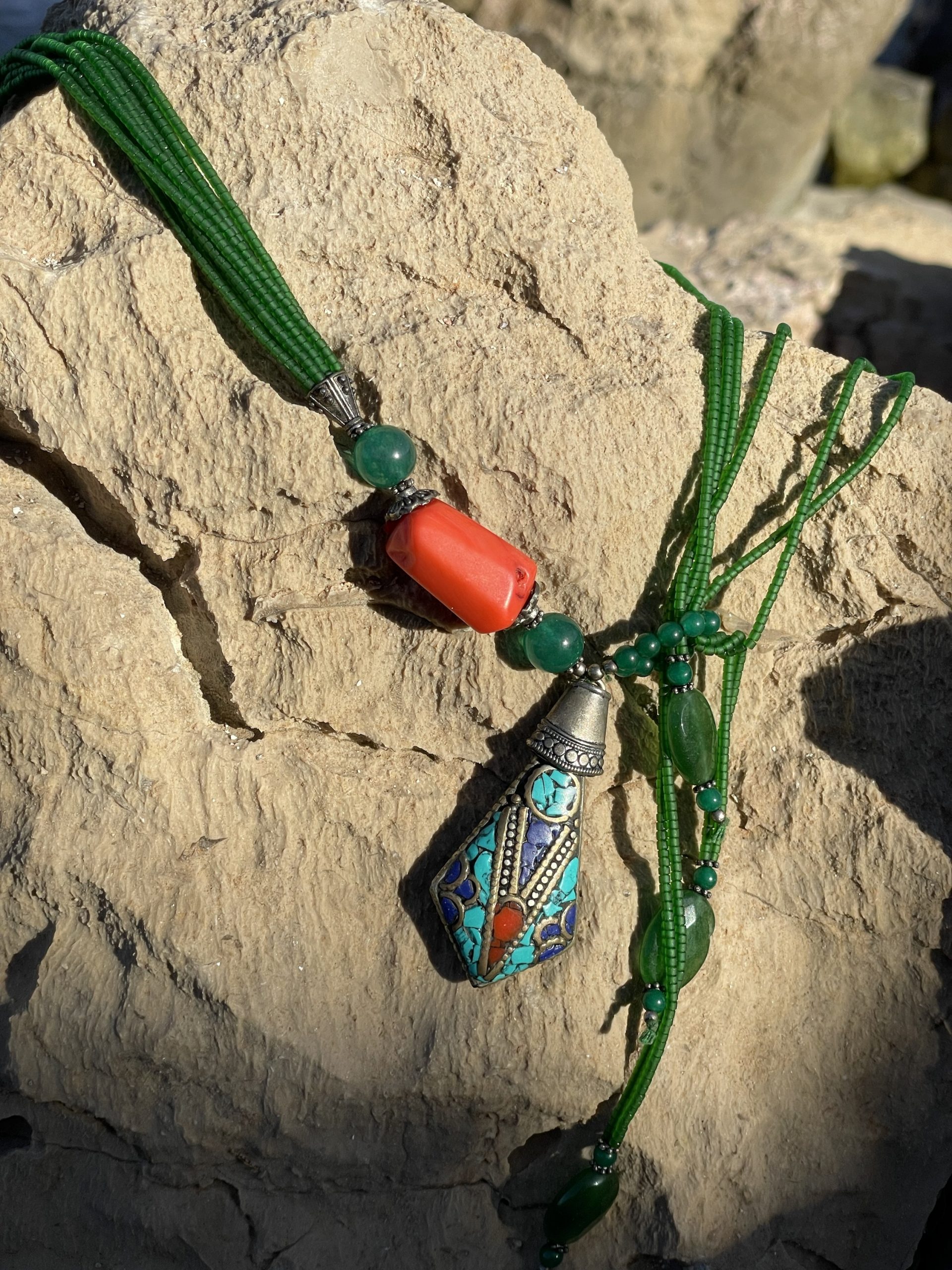 Medallón Plata Hindú largo de Minerales Granate y Aventurina Verde