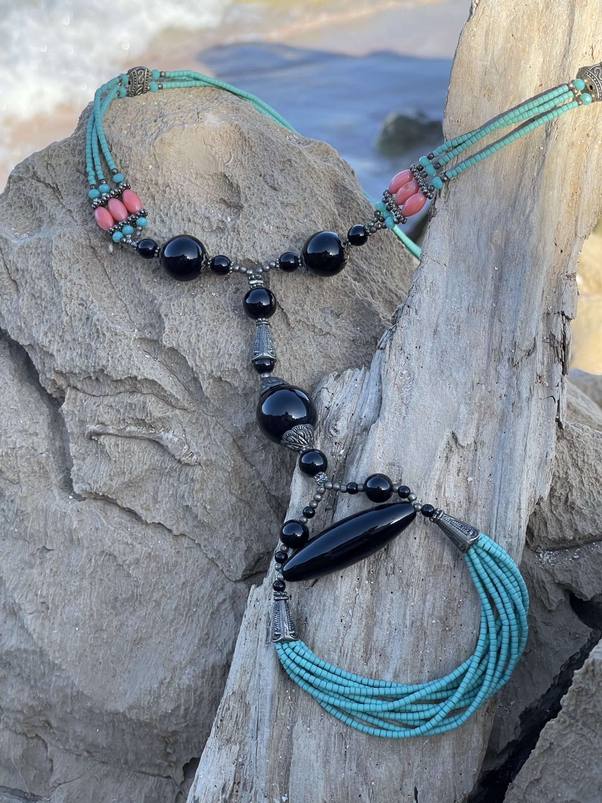 Medallón Plata Hindú con Minerales de Turquesa y Turmalina